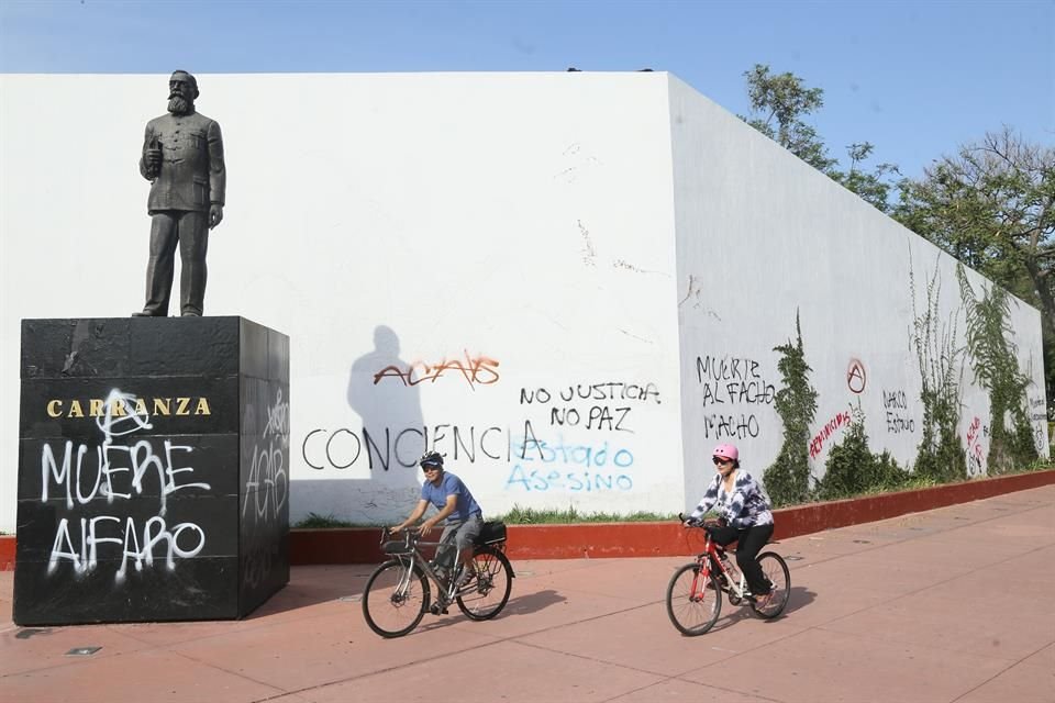 El monumento a Venustiano Carranza, en el Parque Revolución, fue blanco de una pinta contra el Gobernador.