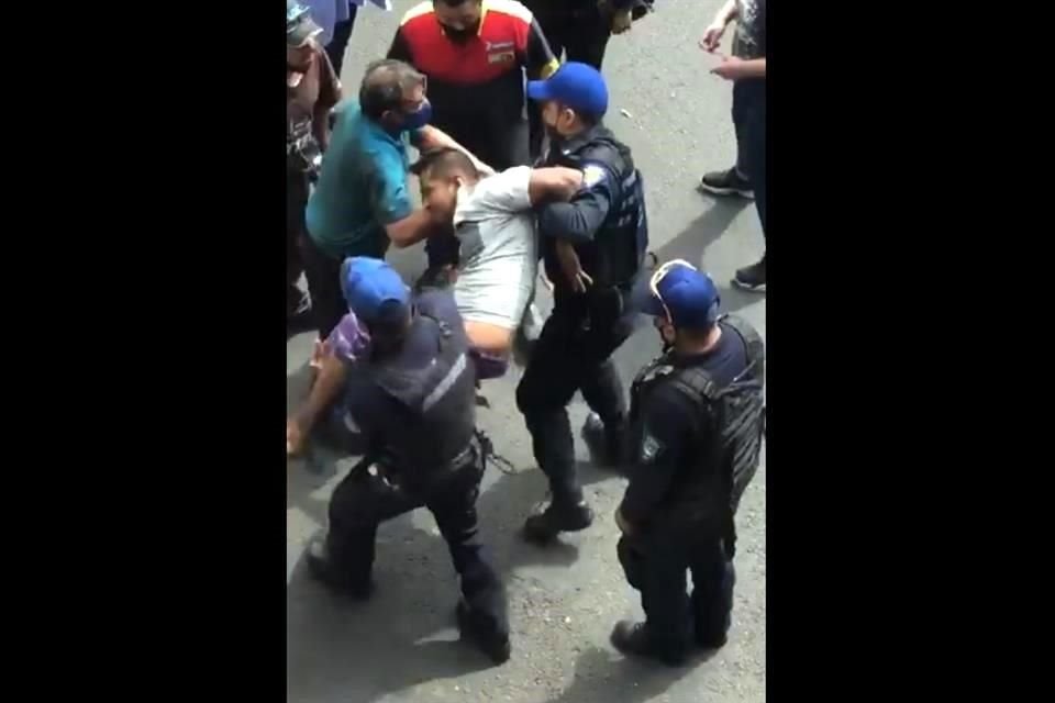 La usuaria Jimena R. publicó la serie de videos que evidencian la detención del recogedor de basura y la riña de policías con vecinos.