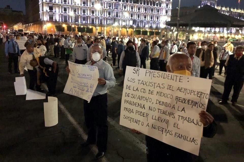 Taxistas se han manifestado afuera de Palacio Nacional para exigir apoyos ante la crisis por Covid-19.