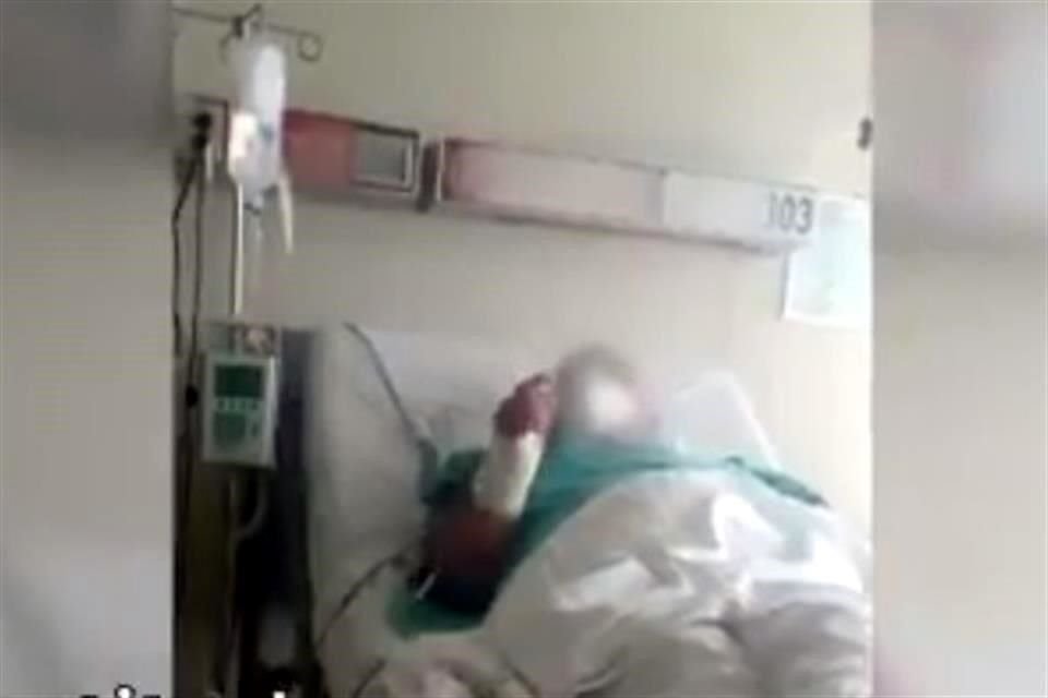 La mujer canta desde su cama en un hospital del IMSS en Coahuila.