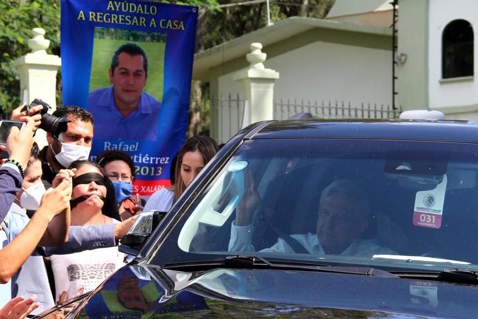 Ante su negativa a bajarse del vehículo, famliares de personas desaparecidas reprocharon a AMLO que sólo atiende a la mamá del 'Chapo'.