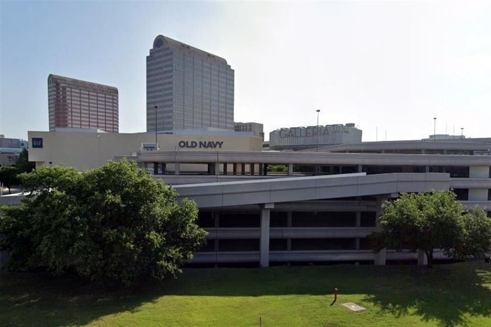 Policías respondieron a un reporte de tiroteo en el centro comercial Galleria Dallas, en Texas.