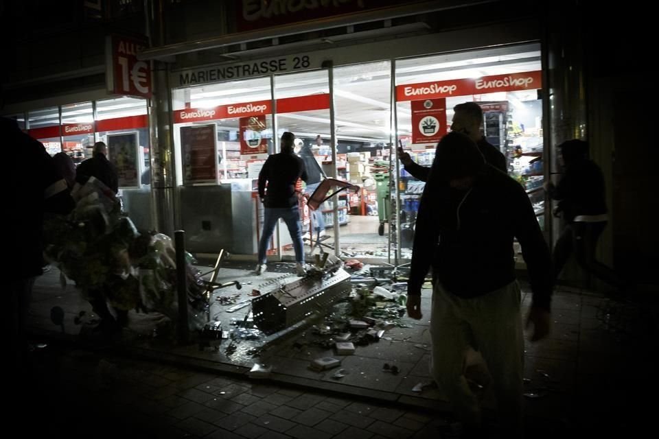 La Policía de Stuttgart reportó que varias personas realizaron saqueos a comercios y perpetraron daños a inmuebles durante los enfrentamientos nocturnos.