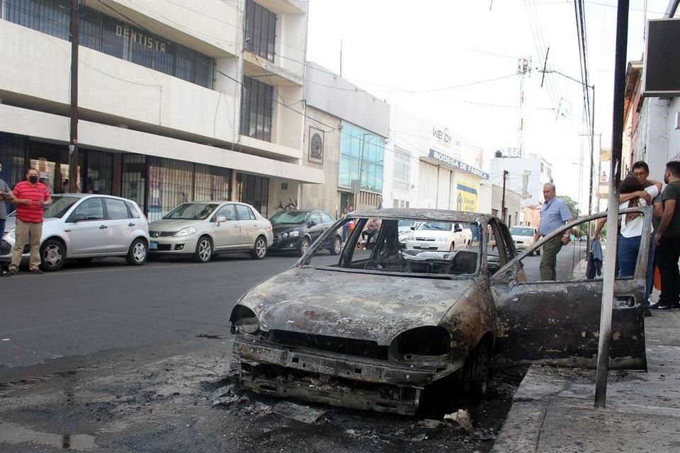 Miembros de bandas criminales incendiaron vehículos y bloquearon carreteras, en Celaya, en el Estado de Guanajuato.