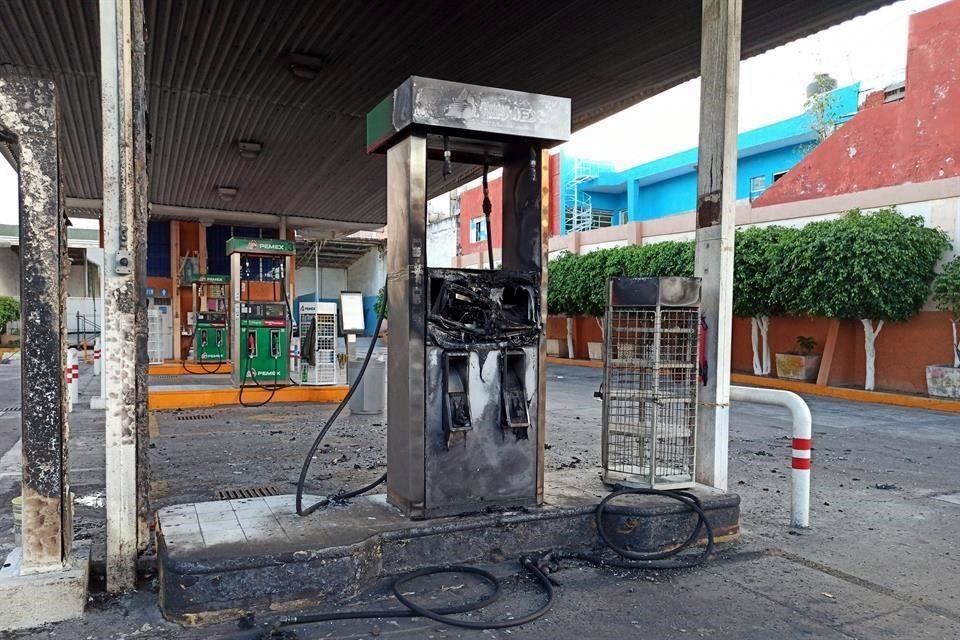 Miembros de bandas criminales incendiaron gasolineras, vehculos y bloquearon carreteras, en Celaya, en el Estado de Guanajuato.