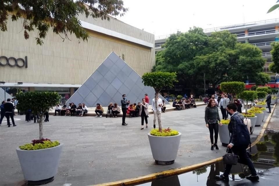 Para poder ingresar a plazas comerciales a partir del miércoles, se deberá portar cubrebocas, entrará una persona por familia y podrá estar una hora, anunció el @GobCDMX.