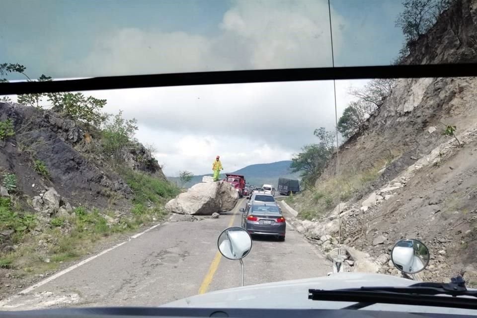 Alejandro Murat informó que hay un derrumbe carretero que dejó incomunicado a Pochutla.