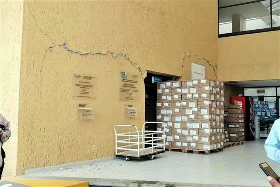 En la capital del Estado, El Hospital Regional de Alta Especialidad de Oaxaca presentó grietas en paredes.