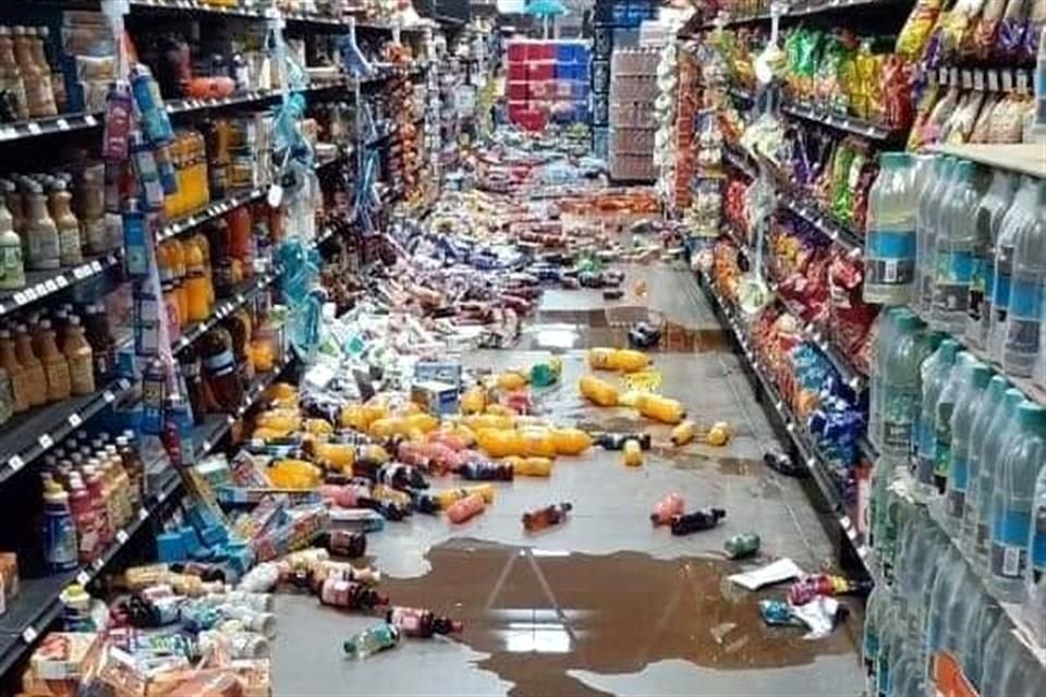 En la zona del epicentro, los productos del supermercado Chedraui terminaron en el suelo.