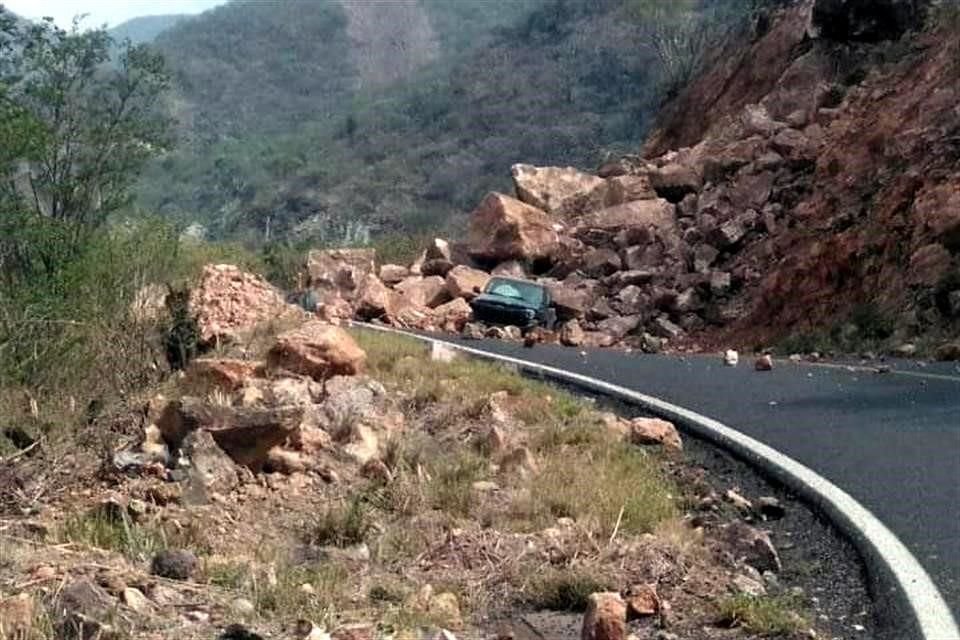 La Carretera Oaxaca-Istmo se encuentra cerrada por un derrumbe en las cercanías de la comunidad de El Camarón.