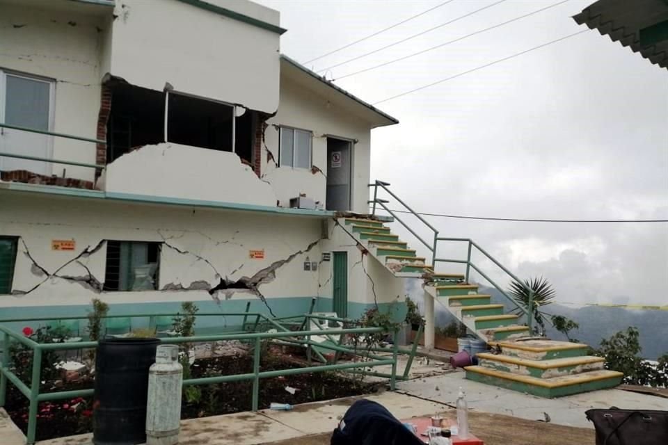 La Unidad médica de San Juan Ozolotepec, ubicada en la sierra sur de Oaxaca, otra de las zonas severamente afectadas por el sismo, presentó gritas y la caída de partes de una barda.