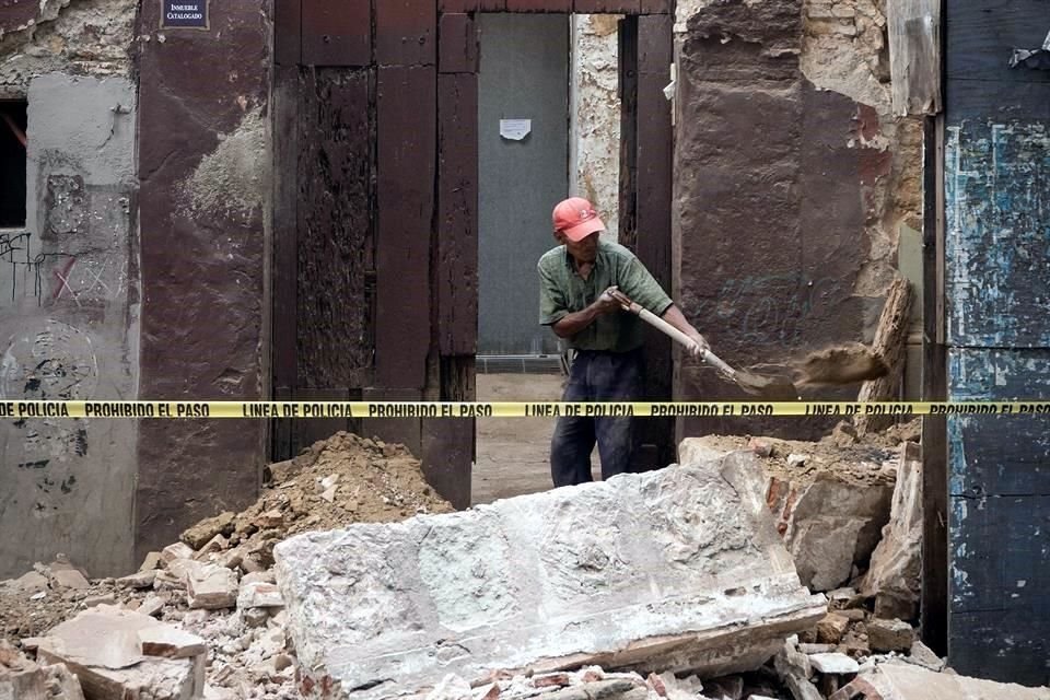Una persona quita escombros de un muro derrumbado este martes, en la ciudad de Oaxaca.