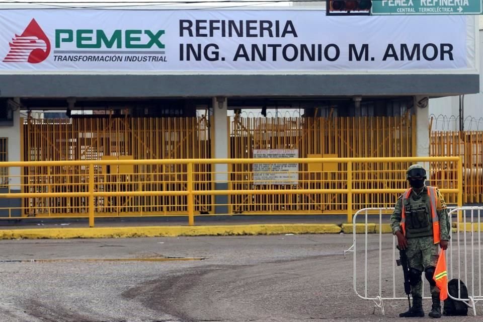 La refinería de Salamanca, Guanajuato, abastece a Monterrey y Guadalajara.