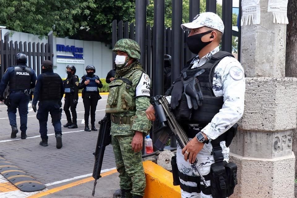 Policías de la Ciudad de México y personal militar resguardan las inmediaciones del Hospital Médica Sur.