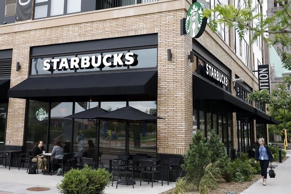 Las ganancias de Starbucks también superaron las expectativas del mercado.