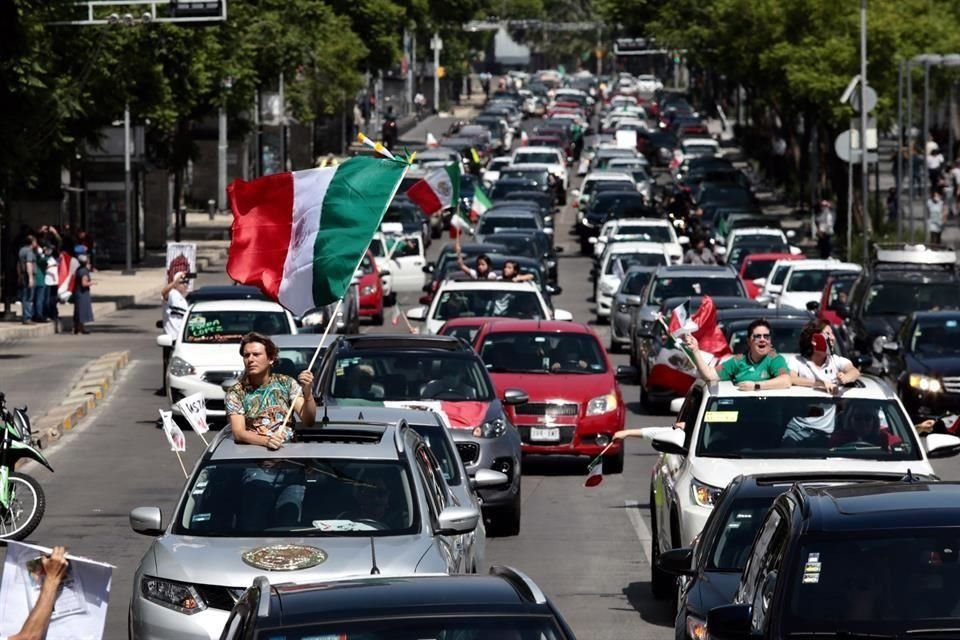 Ciudadanos circularon sobre Av. Paseo de la Reforma para protestar contra AMLO.