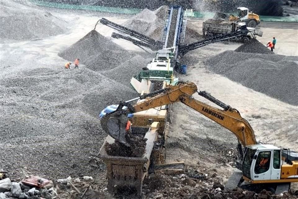 Informe indica que la recicladora de cascajo, en Iztapalapa, recibe más desechos de los que puede triturar y desalojar al vender arena o grava para nuevas edificaciones.