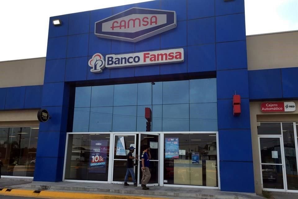Famsa ha estado cerrando tiendas en México luego de que le quitaron la licencia del banco.