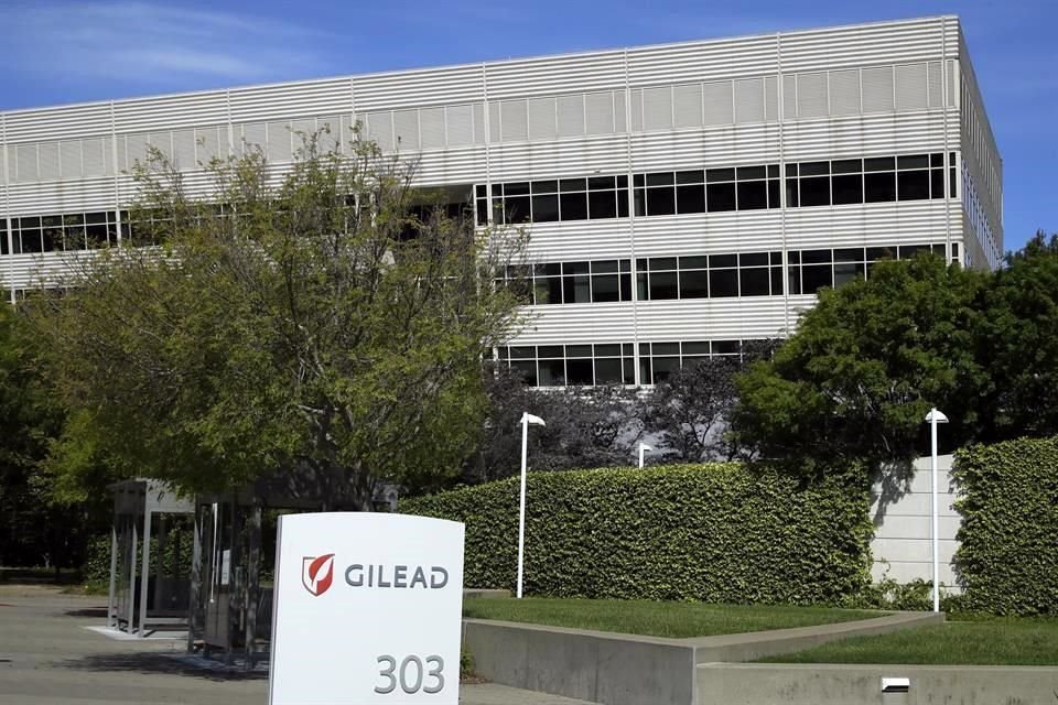 La empresa de biotecnología, Gilead, estimó que para finales del presente año gastaría mil millones de dólares en la producción de dosis de remdesivir y pruebas diagnósticas.