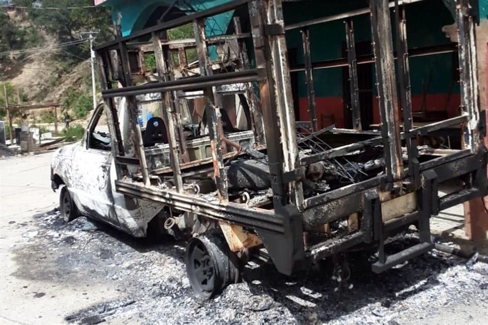 Los comuneros quemaron vehículos en la localidad.