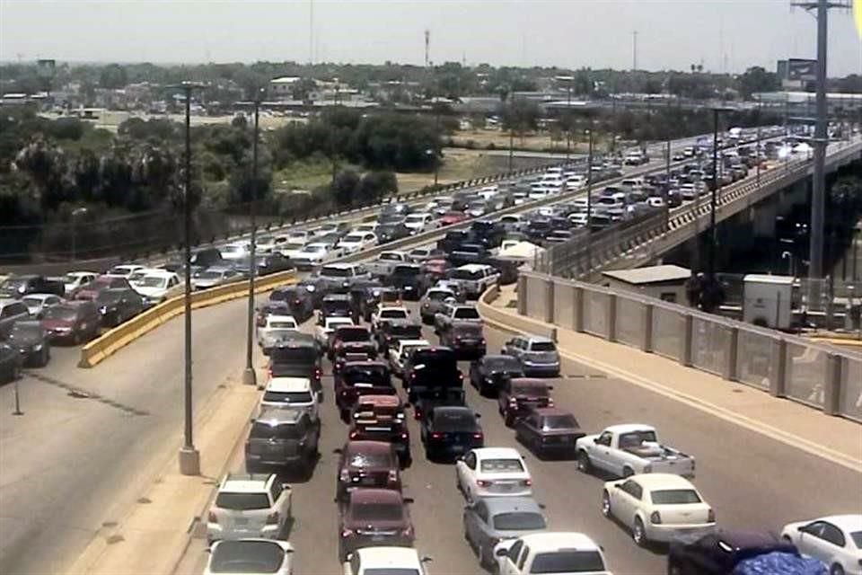 El Mandatario de Tamaulipas tuiteó imágenes del cruce fronterizo con Texas.