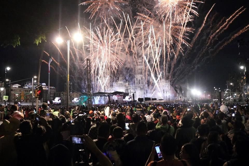 Cada año, el 15 de septiembre, los ciudadanos se reúnen en el Zócalo para festejas la independencia de México.