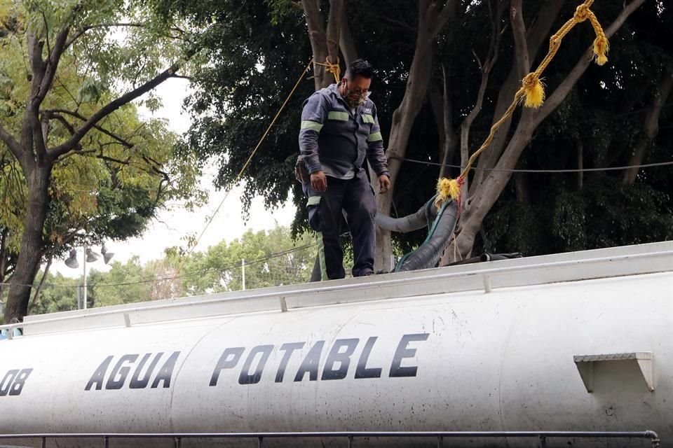 La Comisión Nacional del Agua (Conagua) destinó una flotilla de pipas para llenar las reservas de hospitales Covid de la Capital.