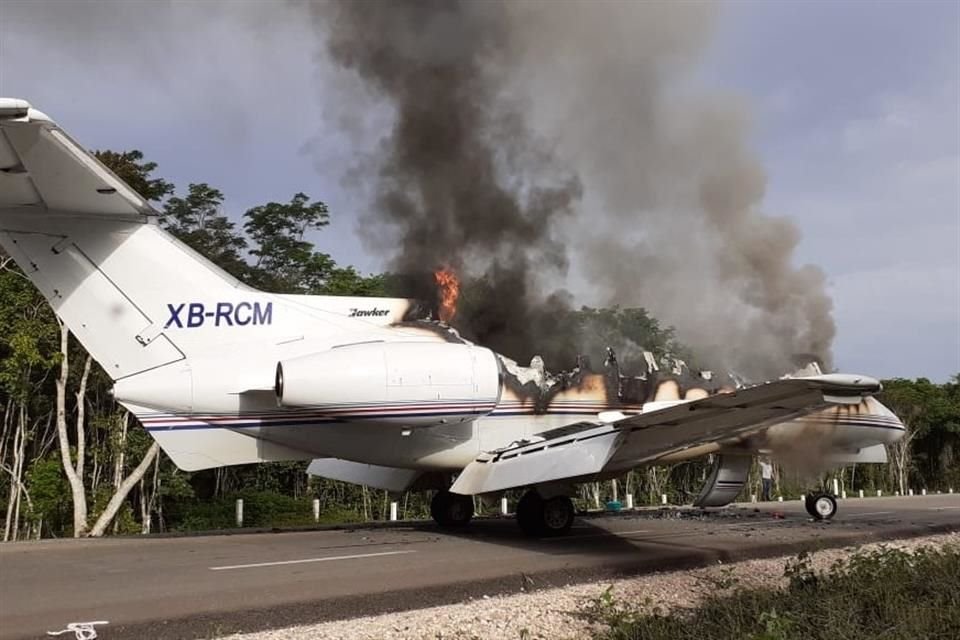 Los tripulantes habrían incendiado la aeronave antes de escapar.