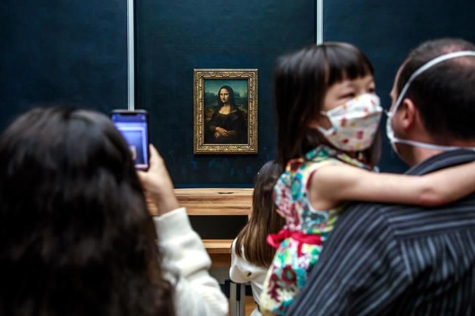 Una visitante toma una imagen del cuadro más famoso que alberga el inmueble, La Gioconda, de Leonardo da Vinci.