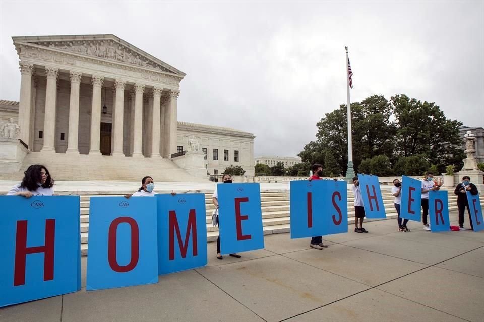 Manifestantes frente a la Corte Suprema de EU defienden el programa DACA a mediados de junio.