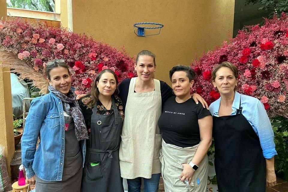 Cinthya Ángeles, Ana Melgarejo, Vivian Vargas, Dora Rico y Alexandra Solana