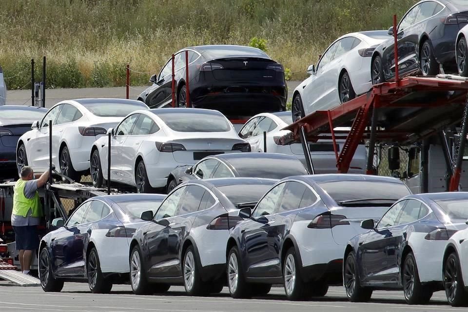 En el segundo trimestre, Tesla entregó 90 mil 650 automóviles, en comparación con la estimación promedio de los analistas de aproximadamente 83 mil unidades.