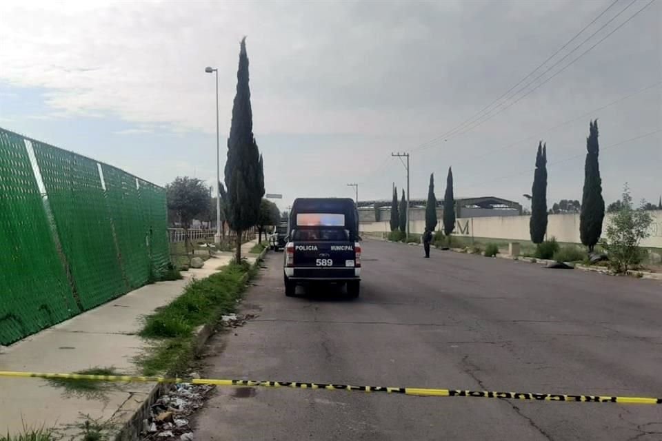 El cuerpo de un hombre con signos de violencia fue localizado esta mañana en el estacionamiento de un centro comercial en Valle de Chalco.