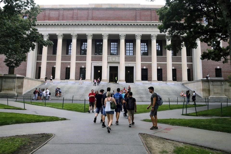 Estudiantes caminan cerca de la Biblioteca Widener en Harvard, en 2019. El campus permitirá a estudiantes alojarse para tomar algunas clases, pero la mayoría serán en línea.