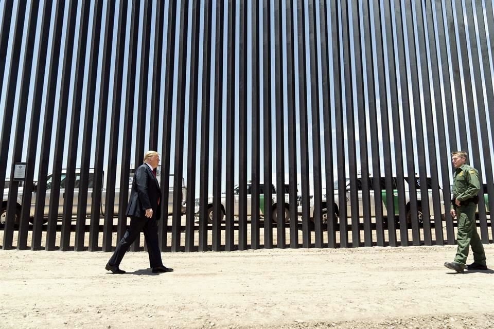 BIENVENIDO, WELCOME. Trump exhibió ayer imágenes de una visita al muro en Arizona y criticó a los demócratas porque buscan fronteras 'abiertas y muy peligrosas'.