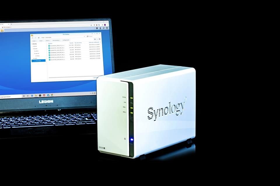 La DiskStation DS220j de Synology es una solución de Nube personal para compartir o hacer una copia de seguridad de los archivos en una red local.
