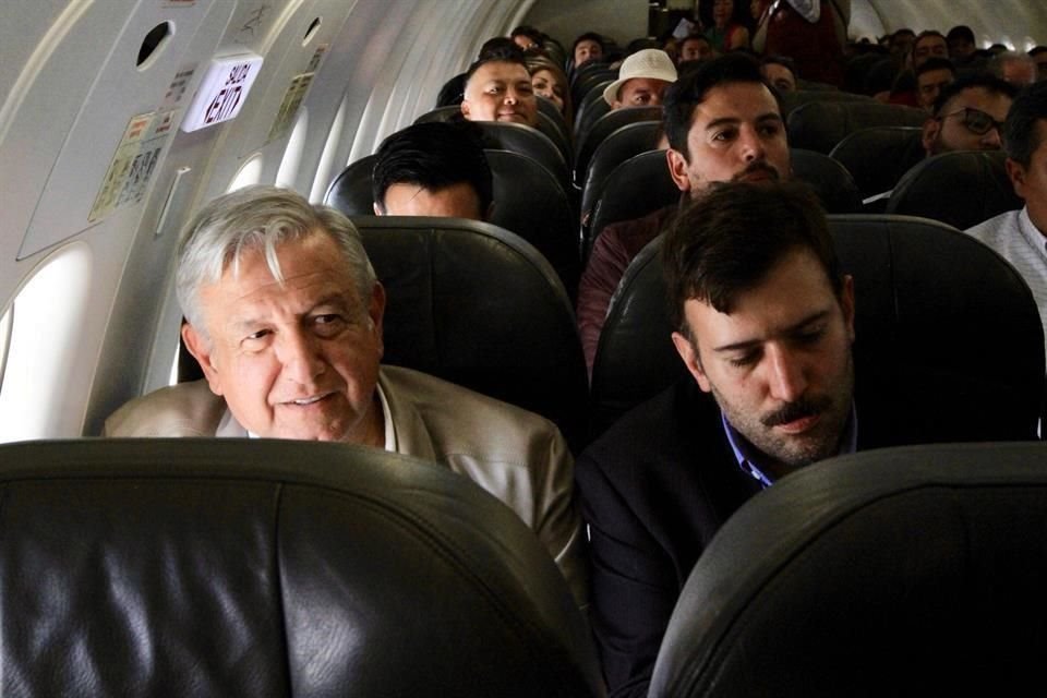 El Presidente Andrés Manuel López Obrador en un vuelo comercial hacia Los Cabos, Baja California Sur, en 2019.