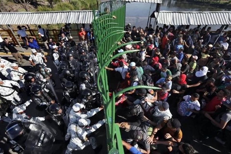 WOLA dijo que la poltica de 'Qudense en Mxico' ha significado la detencin de miles de migrantes que han sido forzados a esperar en ciudades mexicanas fronterizas sus trmites de asilo para EU.