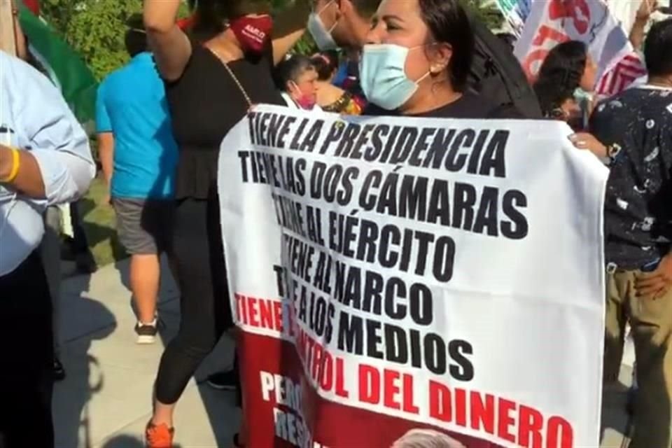 En Monumento a Benito Juárez tres mujeres protestaron en contra de AMLO.