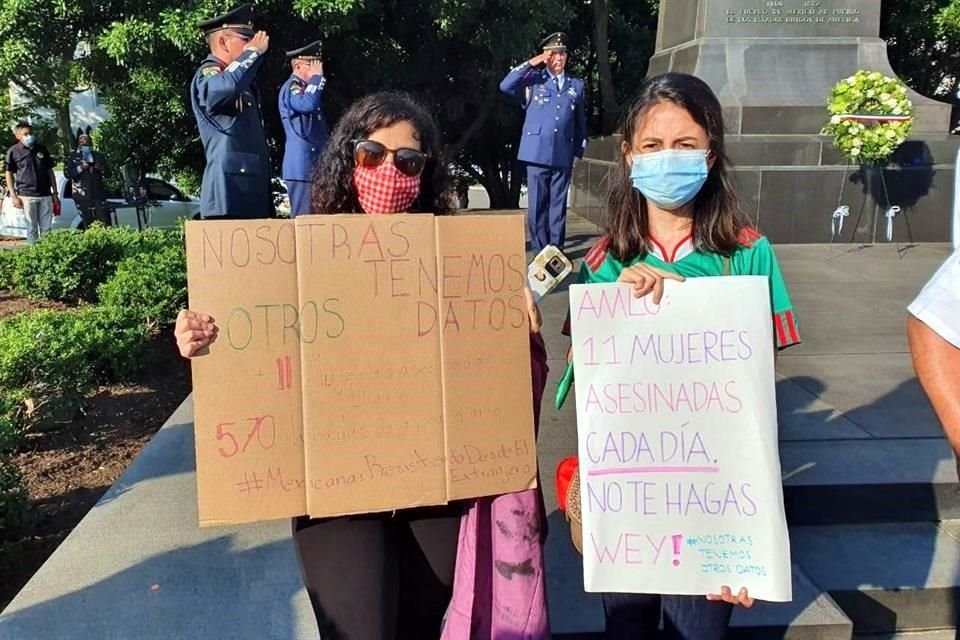 En el Monumento a Juárez, mujeres reclamaron a AMLO que en México son asesinadas 11 mujeres al día.