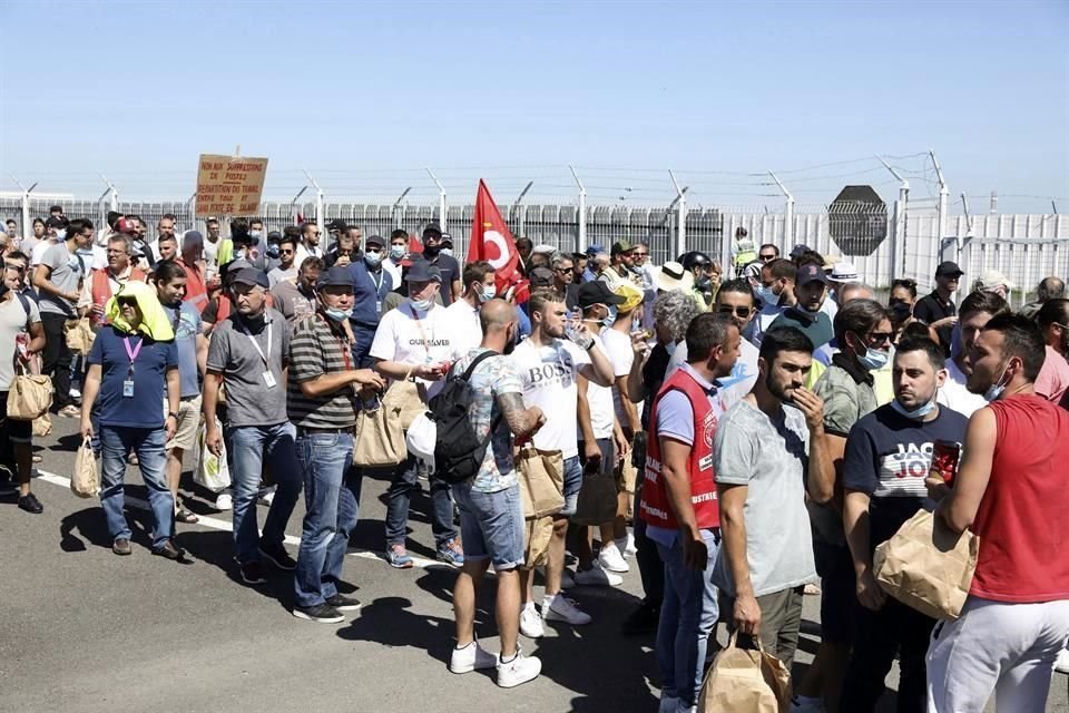 Trabajadores protestan en Toulouse contra la eliminación de empleos en Airbus.
