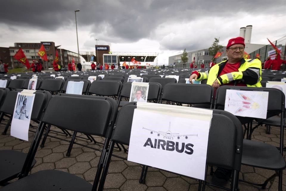 En la planta de Hamburgo, en Alemania, trabajadores colocaron 2 mil sillas vacías, como símbolo de los empleos que se perderán con los recortes.