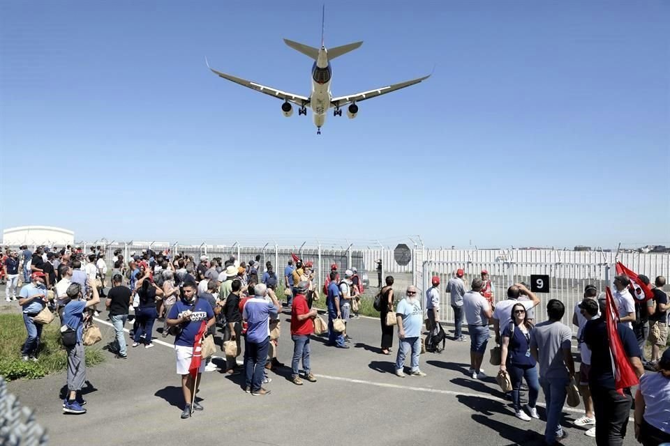 Miles de trabajadores de Airbus marcharon junto a una pista de aterrizaje en un aeropuerto en Francia.
