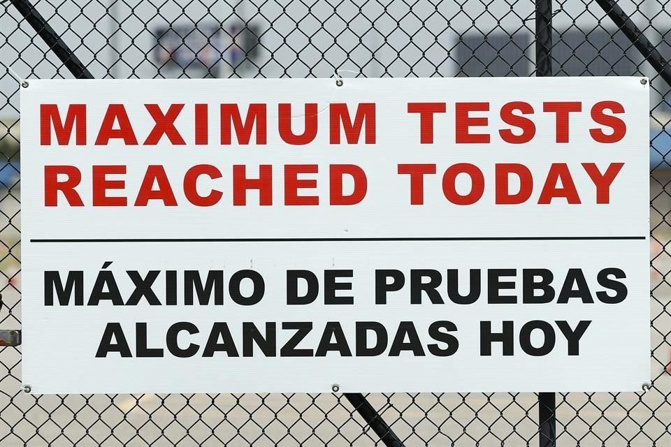Un mensaje desplegado en inglés y español en un centro de testeo de Covid-19 en Houston.