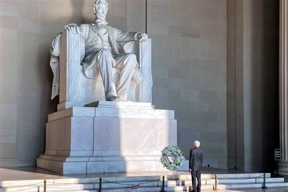 Como primera actividad en Estados Unidos, el Presidente Andrés Manuel López Obrador depositó una ofrenda en el Monumento a Abraham Lincoln en Washington.