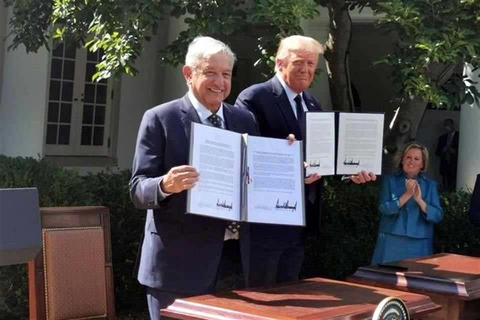 Tras sus discursos, ambos Mandatarios firmaron la declaración conjunta sobre el T-MEC y la relación México-Estados Unidos.