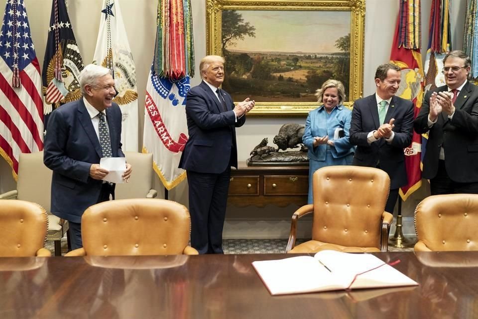 La Casa Blanca difundió imágenes del encuentro al interior, donde se ve al Mandatario mexicano sonriente.