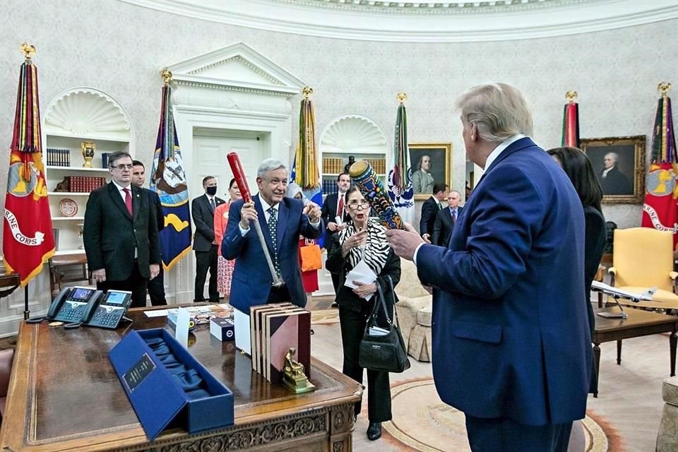 Los mandatarios intercambiaron bates de béisbol como recuerdo de su encuentro ayer en Washington.