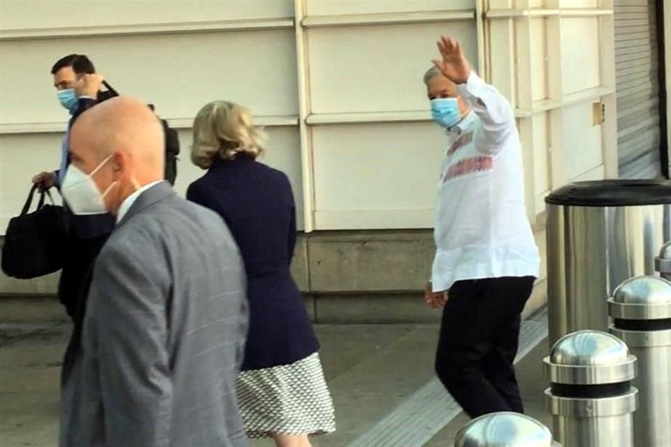 El Presidente López Obrador usó por primera vez cubrebocas cuando viajó a Estados Unidos.