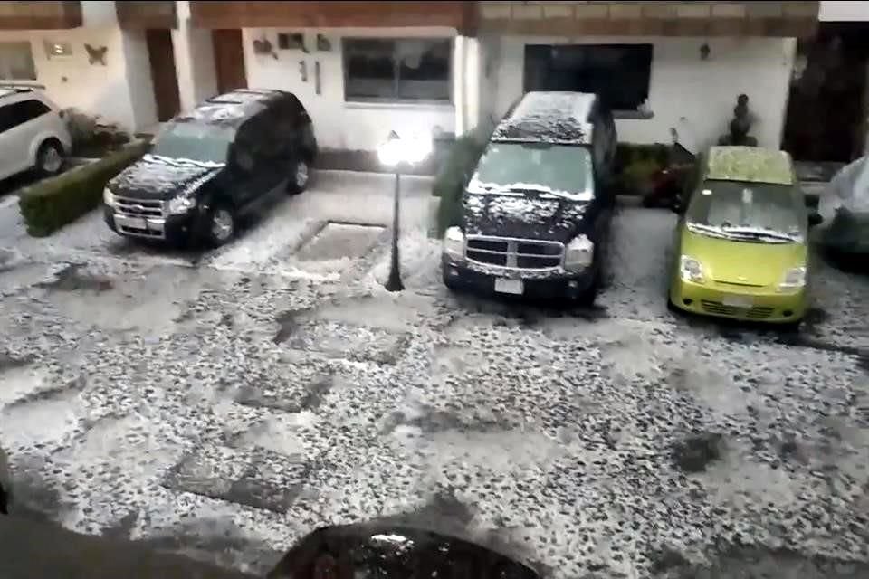 El granizo en Xochimilco cubrió de blanco los autos de este estacionamiento.